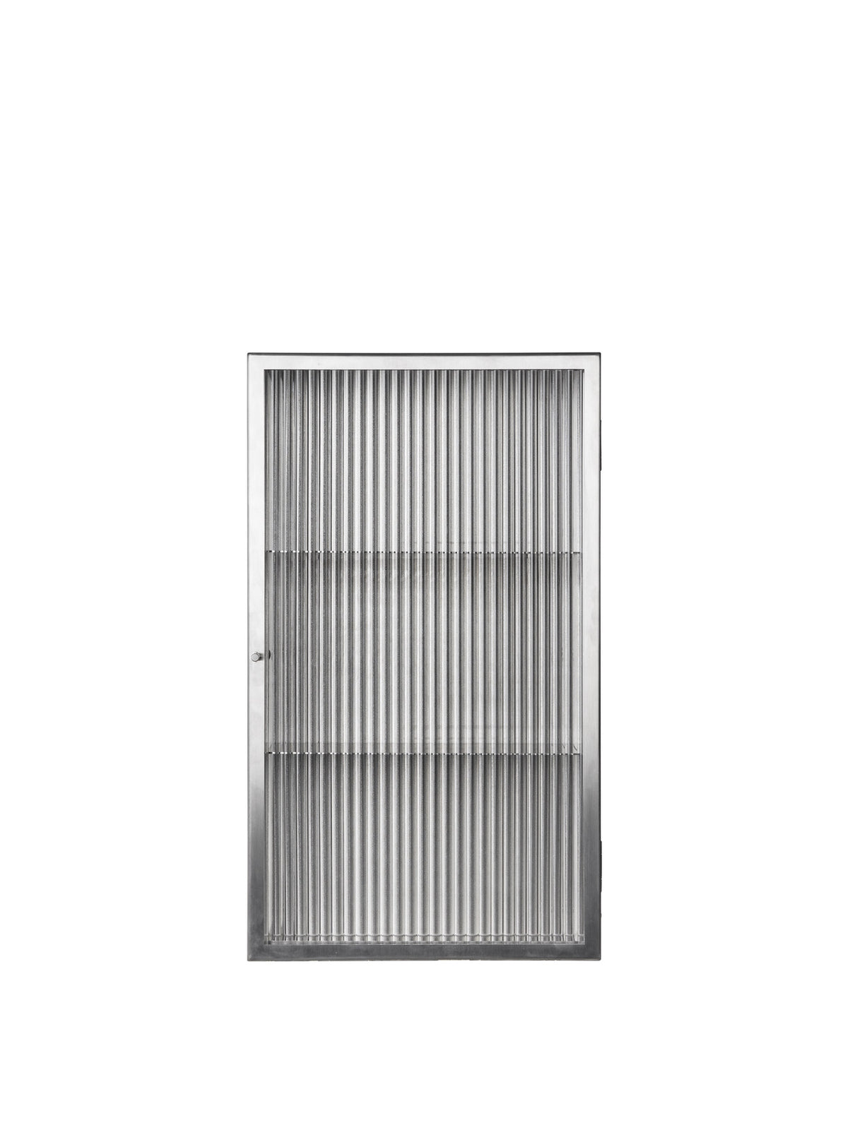 Haze Wandschrank von Ferm Living mit geriffelter Glastür und Gehäuse aus gebürstetem Edelstahl, schlanke, rechteckige Form, zwei Metallregale im Innern.