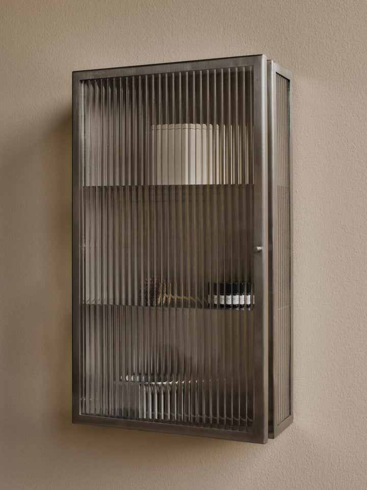 Elegantes Haze Wandregal aus geripptem Glas und gebürstetem Edelstahl, ideal für stilvolle Wanddekoration und Aufbewahrung.