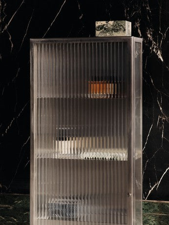 Stilvolles Haze Wandregal von Ferm Living, gefertigt aus geripptem Glas und Edelstahl, perfekt für moderne Wohnräume.