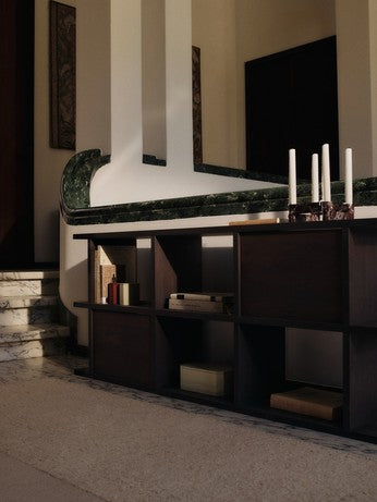 Elegantes Set aus 4 modularen Kerzenhaltern in Rosso Levanto von Ferm Living, ideal für stilvolle Dekoration und stimmungsvolle Beleuchtung.