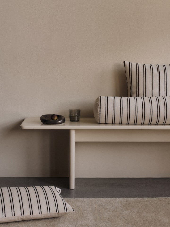 Eleganter rechteckiger Kissenbezug aus Twill in Off-white und Schwarz, ideal für stilvolle Wohnräume, von Ferm Living.