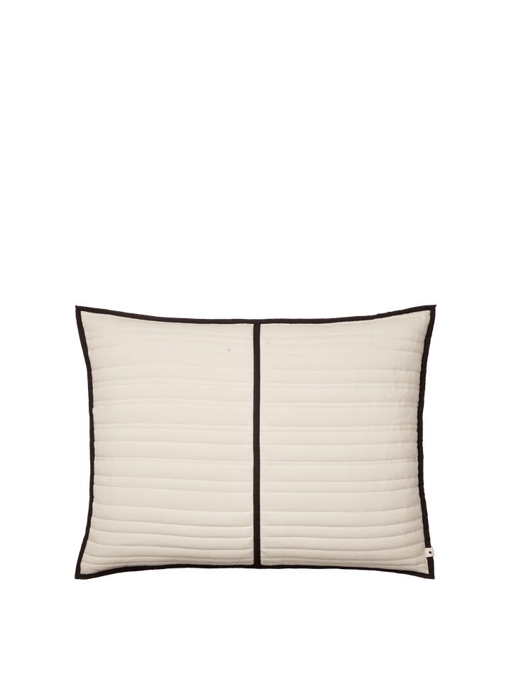Vari Quilted Kissen rechteckig  in Natural/Dark Chocolate präsentiert im Onlineshop von KAQTU Design AG. Deko Kissen ist von Ferm Living