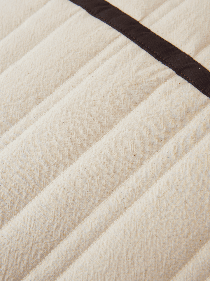 Elegantes rechteckiges Kissen von Ferm Living, kunstvoll gesteppt in harmonischen Erdtönen, perfekt für stilvolle Wohnräume.