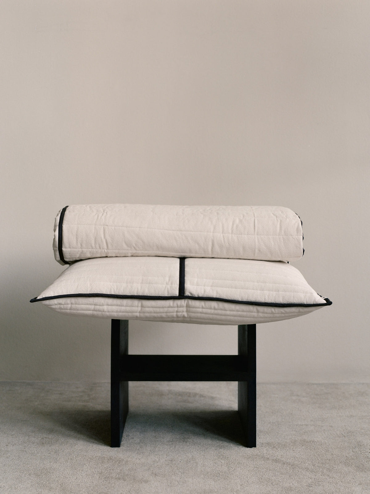 Vari Quilted Kissen rechteckig in Natural/Dark Chocolate präsentiert im Onlineshop von KAQTU Design AG. Deko Kissen ist von Ferm Living