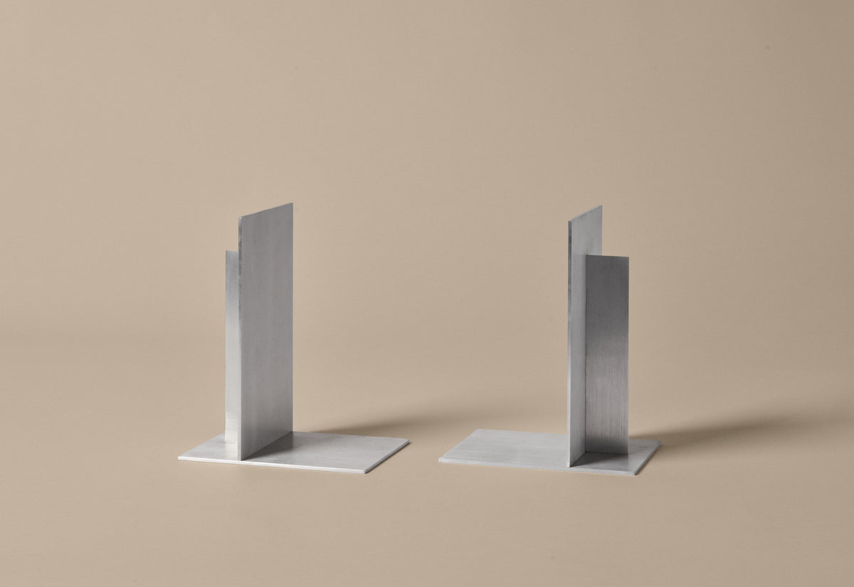 Lager Bookends Set of 2 in Aluminium präsentiert im Onlineshop von KAQTU Design AG. Buchstütze ist von Ferm Living