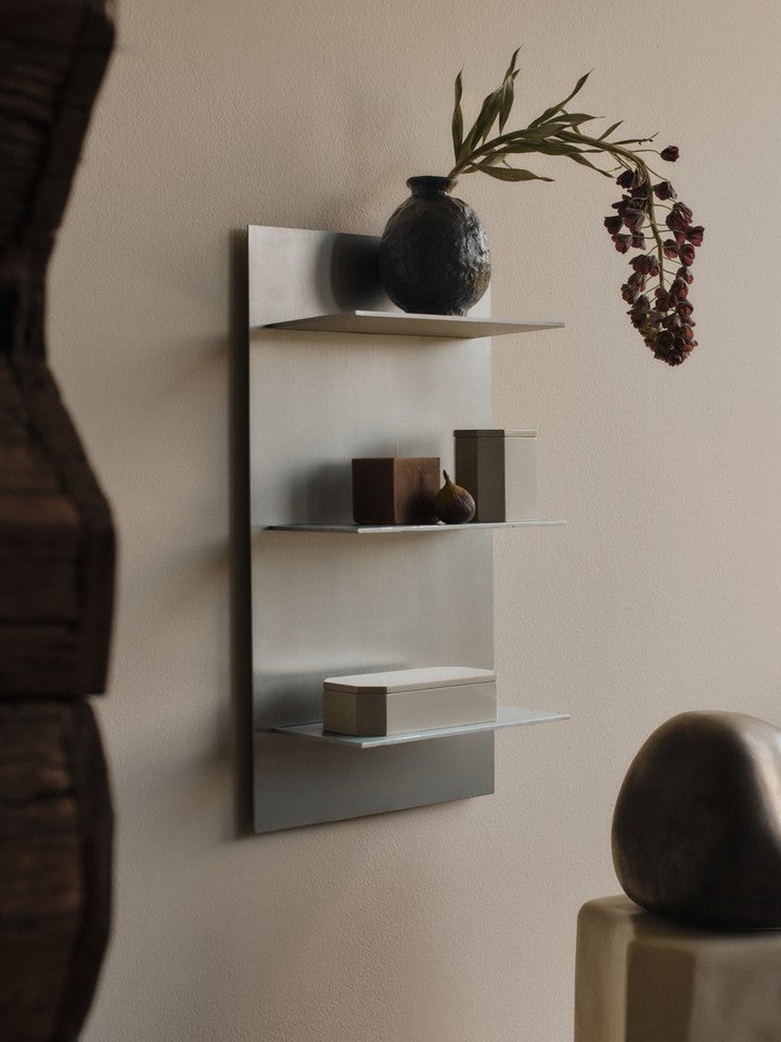 Elegantes Wandregal Triple Small aus Aluminium von Ferm Living, ideal für stilvolle Aufbewahrung und Dekoration in jedem Raum.
