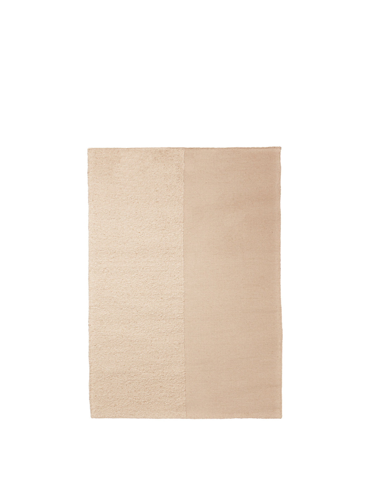 Kompliment Teppich von Ferm Living in Off-White, handgewebt aus Wolle und Baumwolle, mit zweiseitiger Designstruktur und unregelmässigem Garn.