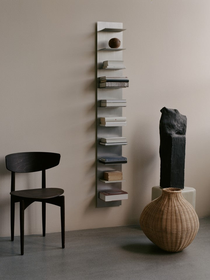Modernes und funktionales Wandregal Tall von Ferm Living aus Aluminium, perfekt für kreative Raumgestaltung und platzsparende Aufbewahrung.