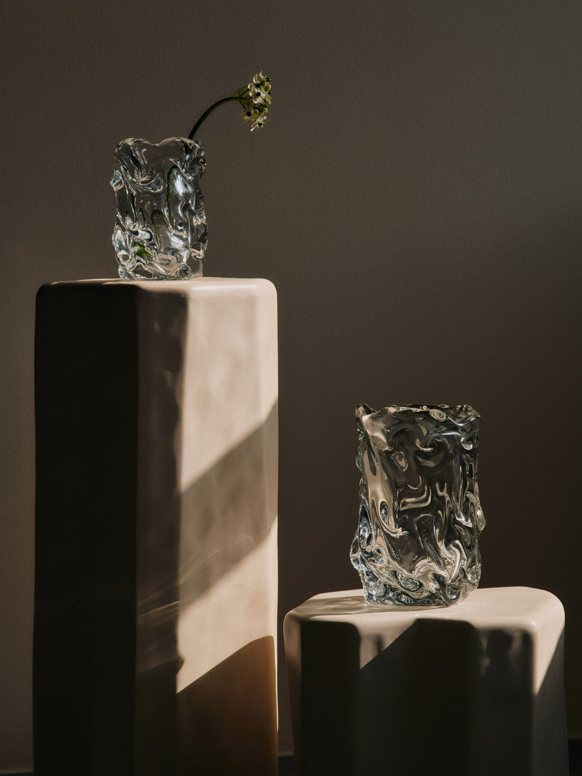 Virelle Vase H24 in Clear präsentiert im Onlineshop von KAQTU Design AG. Vase ist von Ferm Living