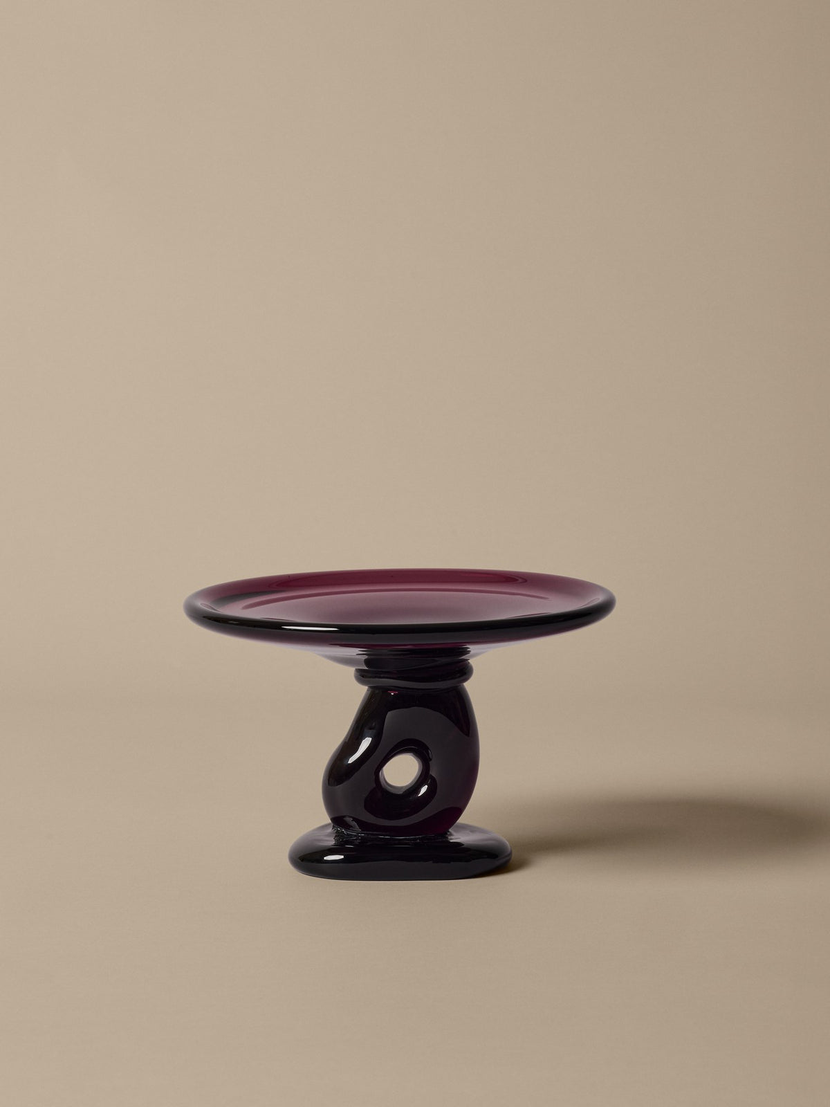 Damo Glas-Tafelaufsatz von Ferm Living, Tortenplatte aus mundgeblasenem Massivglas in Klar, geschwungener Skulpturenfuss, handgefertigt