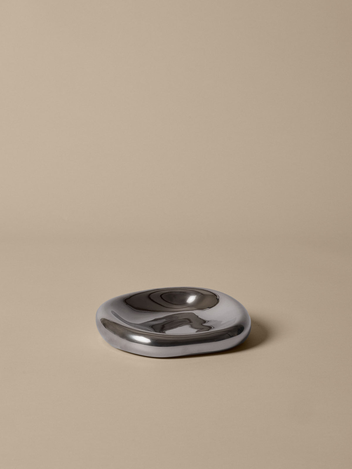 Bellure Bowl Ø17 in Silver präsentiert im Onlineshop von KAQTU Design AG. Schale ist von Ferm Living