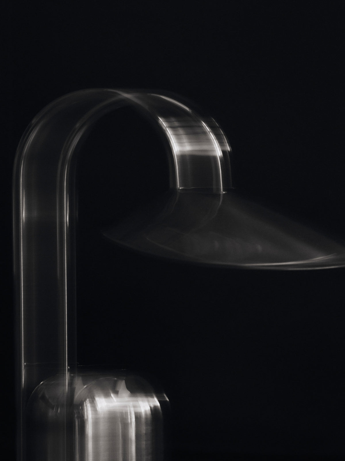 Arum portable Tischleuchte in Stainless Steel präsentiert im Onlineshop von KAQTU Design AG. Tischleuchte ist von Ferm Living
