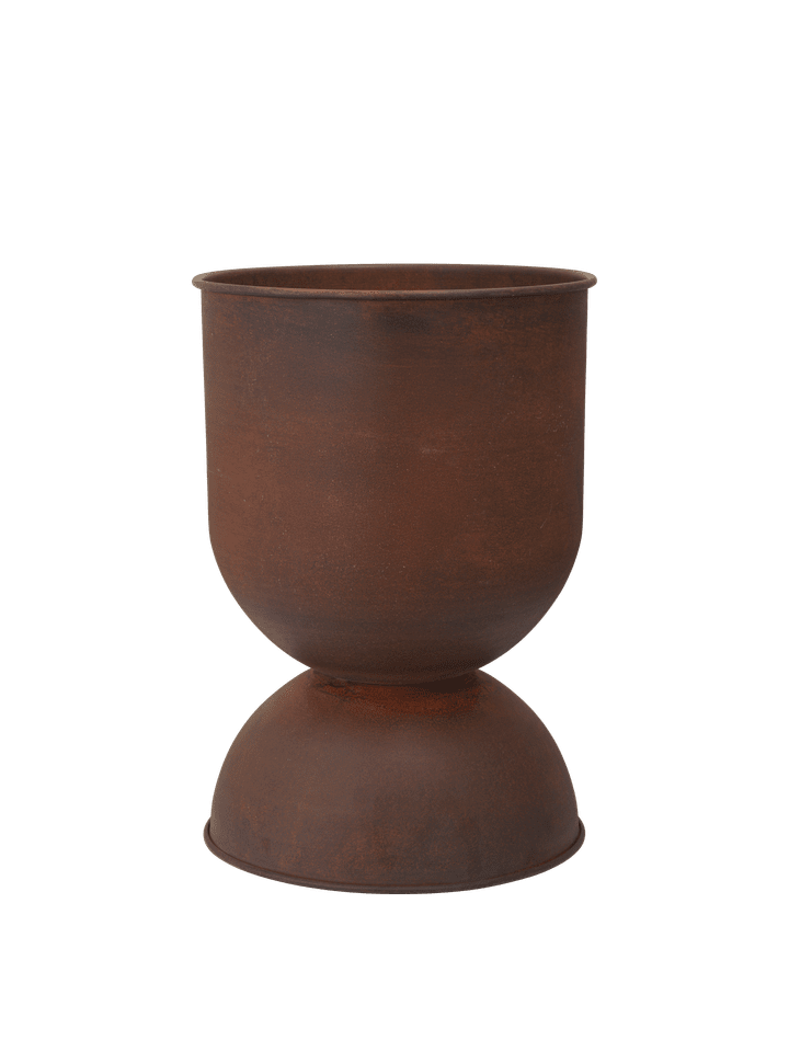 Eleganter Hourglass Pflanzentopf in einem ansprechenden Rostton von Ferm Living, ideal für stilvolle Outdoor-Gestaltungen.