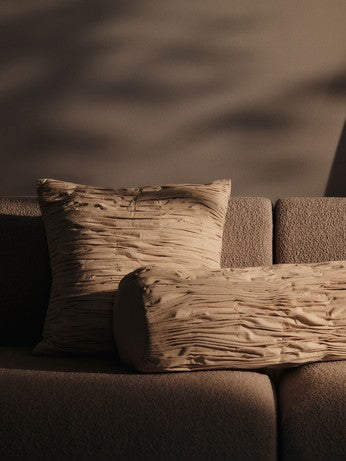 Stilvolles Falda Smocked Bolster Kissen von Ferm Living, perfekt für eine harmonische Raumgestaltung und gemütliche Akzente im Zuhause.