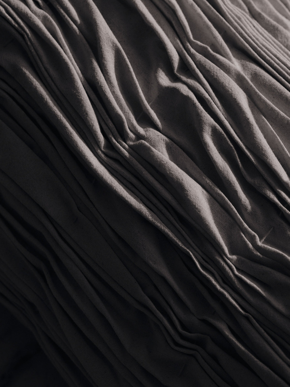 Falda Smocked Bolster Kissen in Undyed präsentiert im Onlineshop von KAQTU Design AG. Deko Kissen ist von Ferm Living