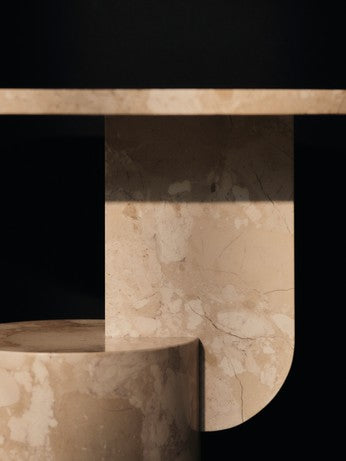 Eleganter Insert Beistelltisch Stone von Ferm Living in warmen Erdtönen, ideal für stilvolle Akzente in jedem Raum.
