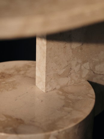 Moderner Insert Beistelltisch Stone von Ferm Living, gefertigt aus natürlichen Materialien, perfekt für einladende Wohnräume.