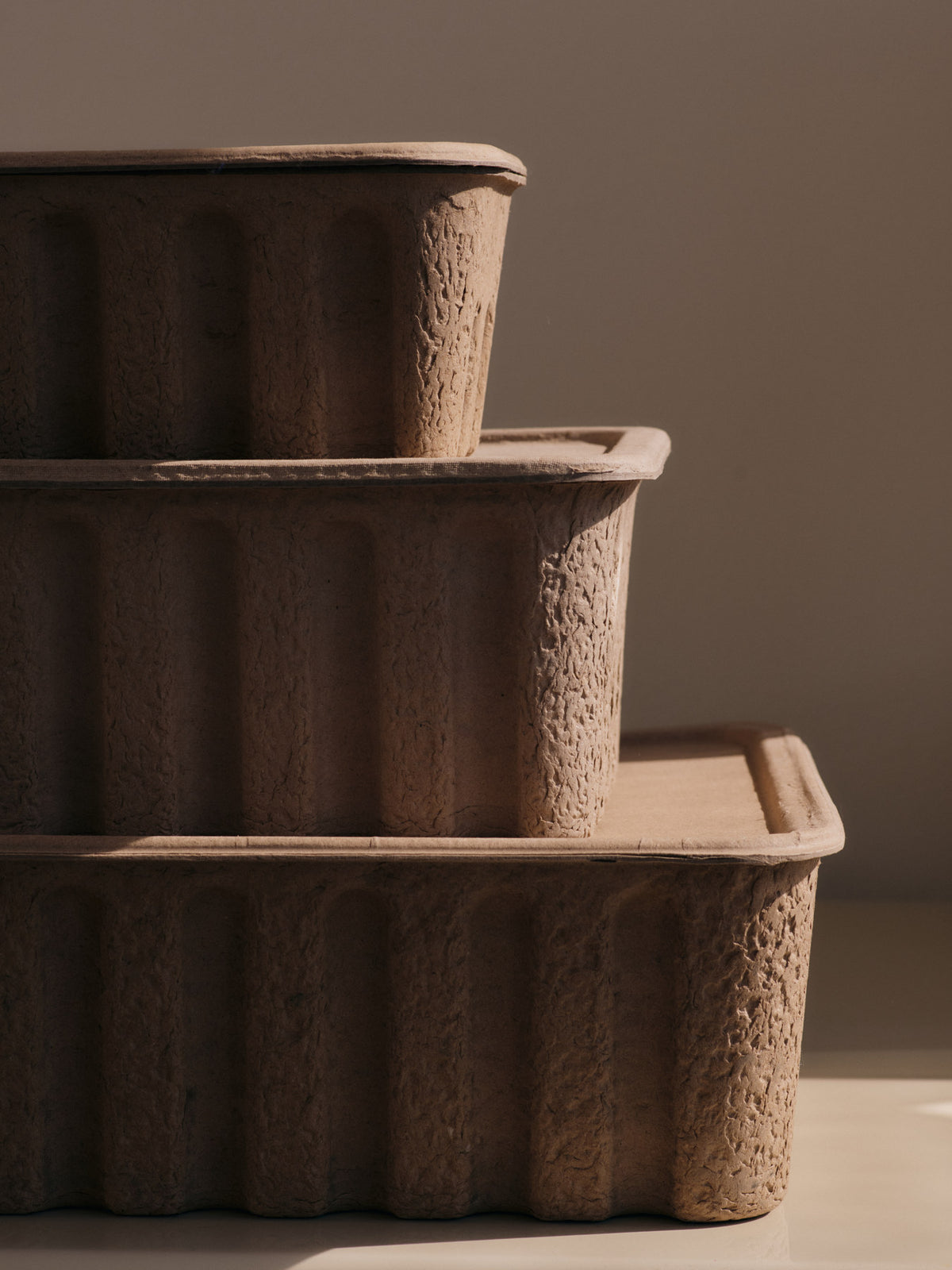 Paper Pulp Box Extra Large in Brown präsentiert im Onlineshop von KAQTU Design AG. Aufbewahrungsbox ist von Ferm Living