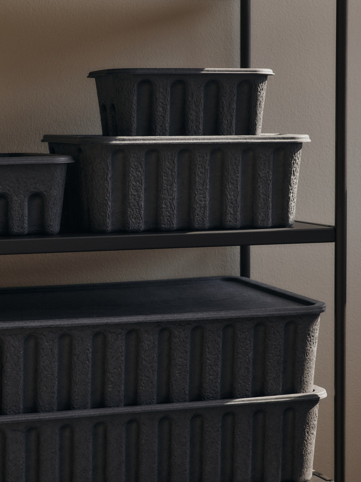 Paper Pulp Box Extra Large in Charcoal präsentiert im Onlineshop von KAQTU Design AG. Aufbewahrungsbox ist von Ferm Living