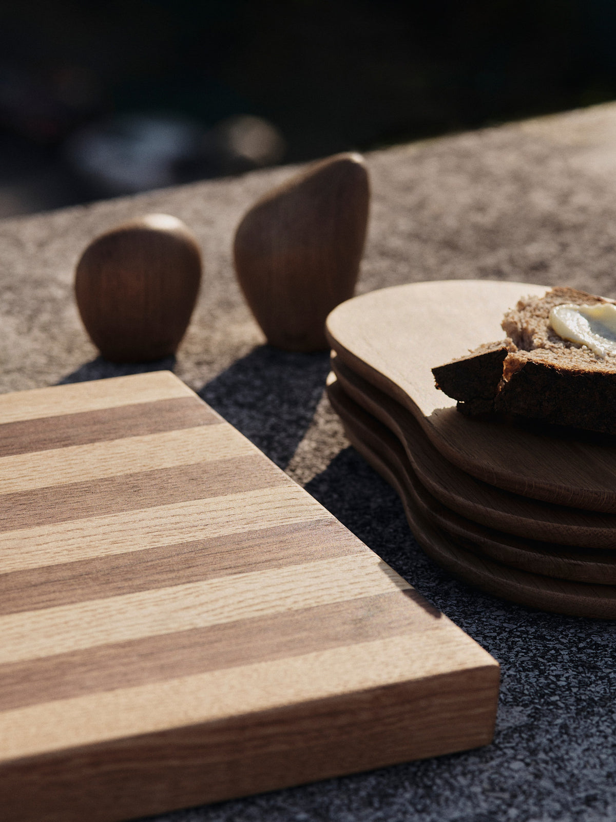 Stribe Cutting Board Bold in Nussbaum und Eiche präsentiert im Onlineshop von KAQTU Design AG. Schneidebrett ist von Ferm Living