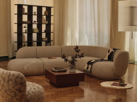 Moderner Burl Storage Couchtisch von Ferm Living in edler Holzoptik, kombiniert Funktionalität mit zeitgemäßem Design für jedes Wohnzimmer.