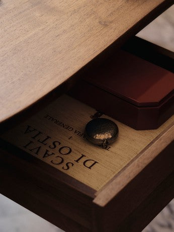 Eleganter Feve Konsolentisch aus edlem Walnussholz von Ferm Living, ideal für stilvolle Akzente in jedem Wohnraum.