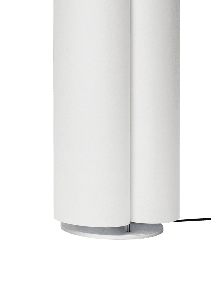 Moderne Boe Stehlampe H80 von Ferm Living, kombiniert Silber und Naturholz für ein stilvolles Ambiente in jedem Raum.