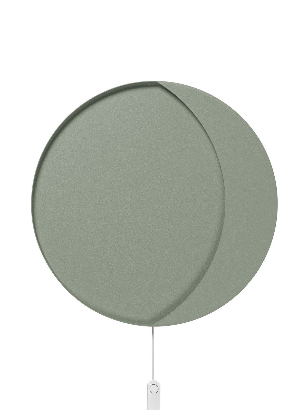 Wandleuchte Neba von Ferm Living in Tea Green, mondsichelförmig aus pulverbeschichtetem Eisen, leicht abgesetzte Metallform an heller Wand.
