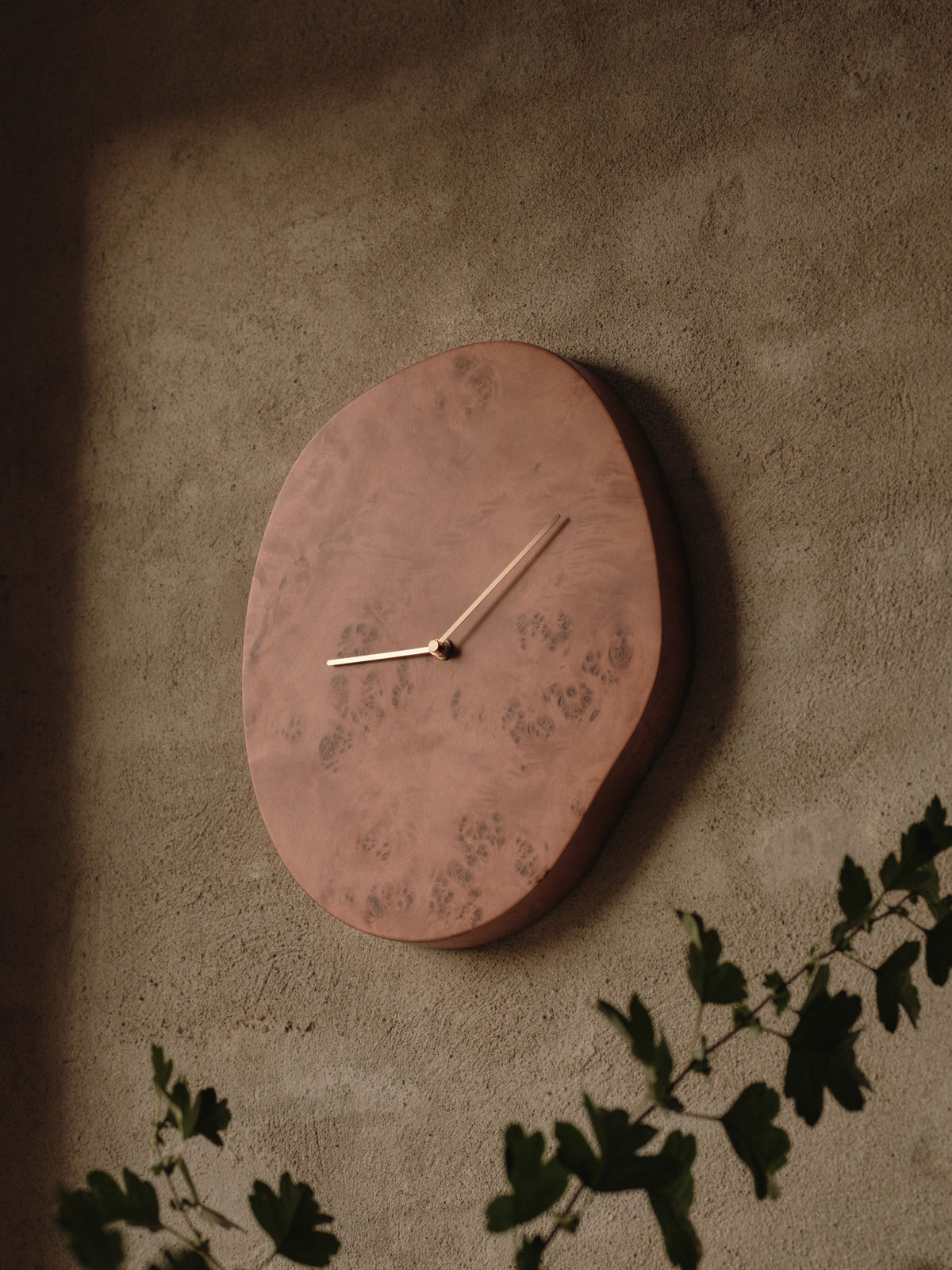Melt Wall Clock in Dark Stained Burl präsentiert im Onlineshop von KAQTU Design AG. Wanduhr ist von Ferm Living