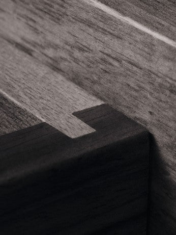 Moderner Feve Schreibtisch von Ferm Living aus edlem Walnussholz, perfekt für kreative Arbeitsplätze und zeitgemäße Einrichtung.