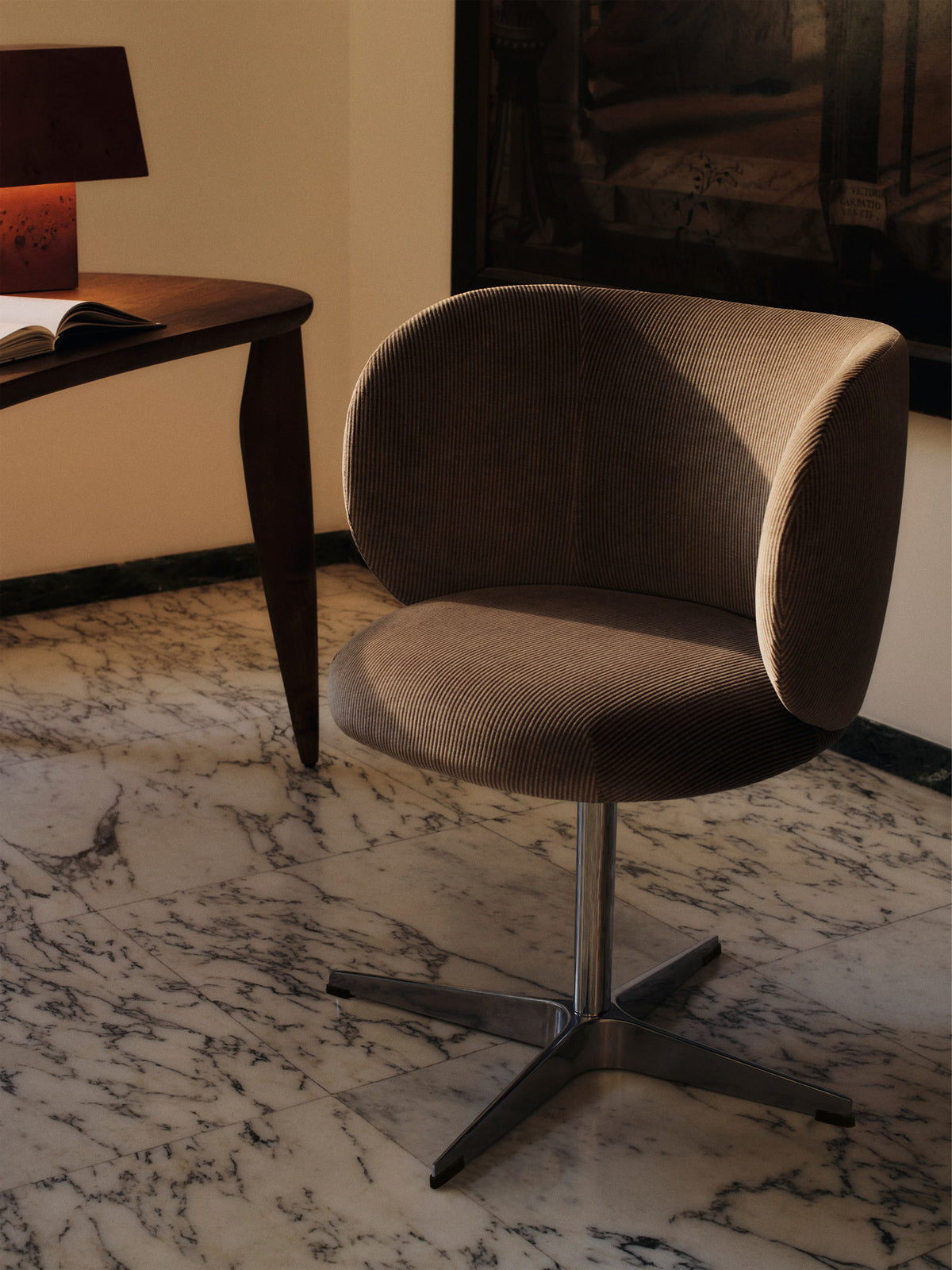 Feve Schreibtisch in Walnut präsentiert im Onlineshop von KAQTU Design AG. Schreibtisch ist von Ferm Living