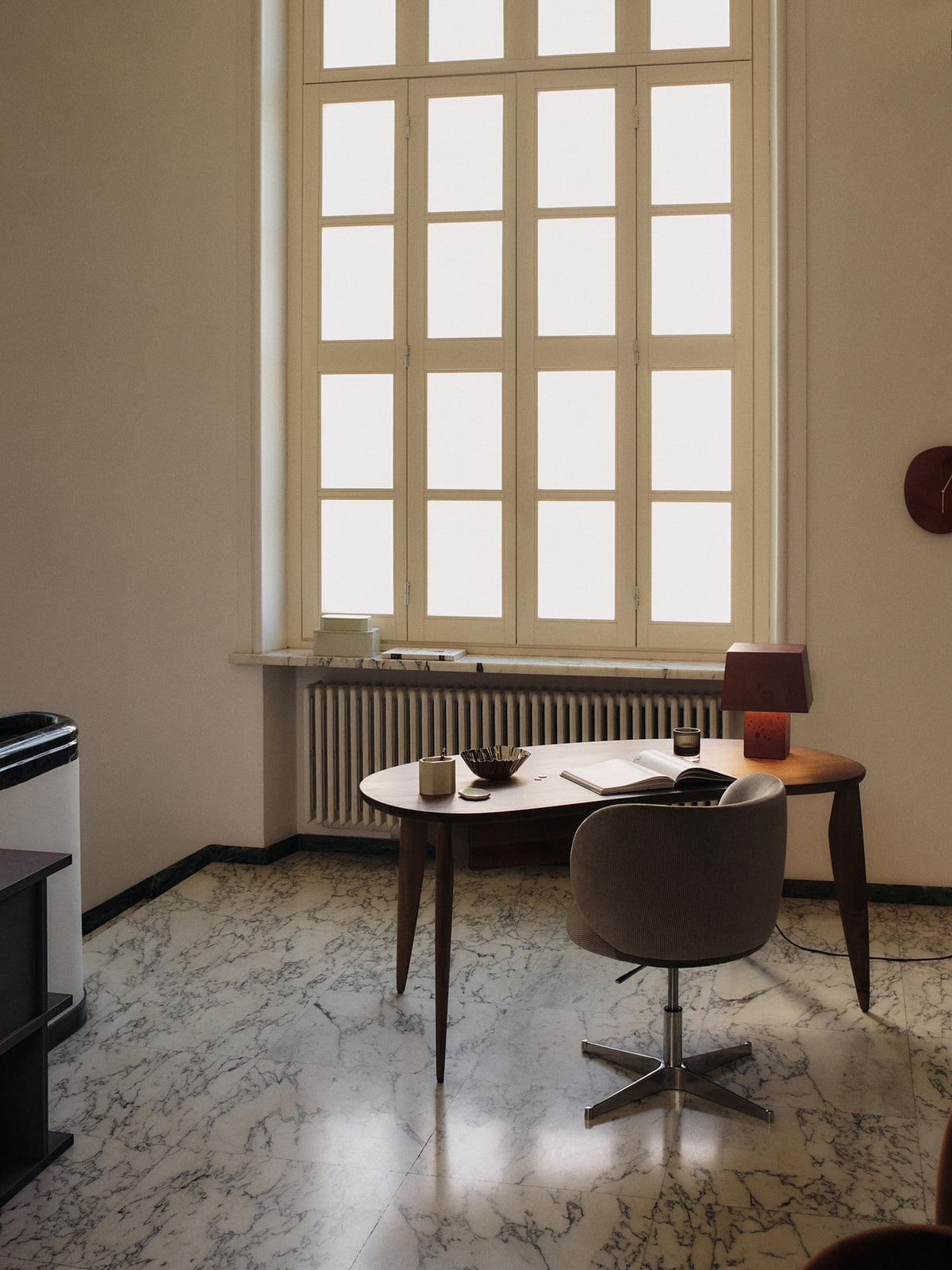 Feve Schreibtisch in Walnut präsentiert im Onlineshop von KAQTU Design AG. Schreibtisch ist von Ferm Living