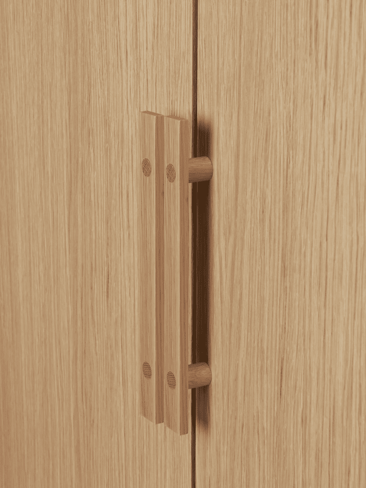 Moderne Stilt Wardrobe von Ferm Living, aus hochwertigem Holz, vereint Stil und Funktionalität für jeden Wohnraum.
