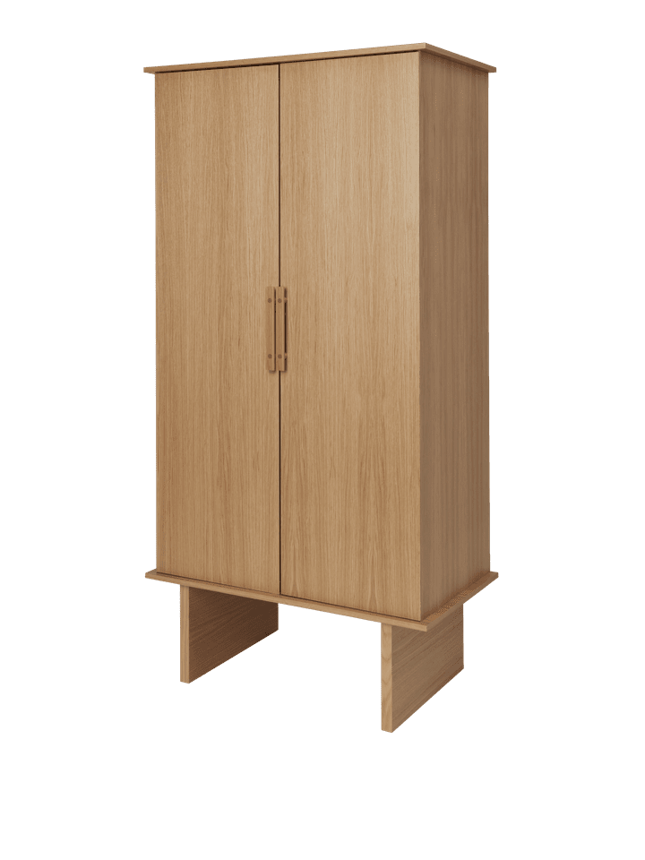 Elegante Stilt Wardrobe von Ferm Living, gefertigt aus edlem Holz, bietet praktischen Stauraum und ein zeitgemäßes Design für Ihr Zuhause.
