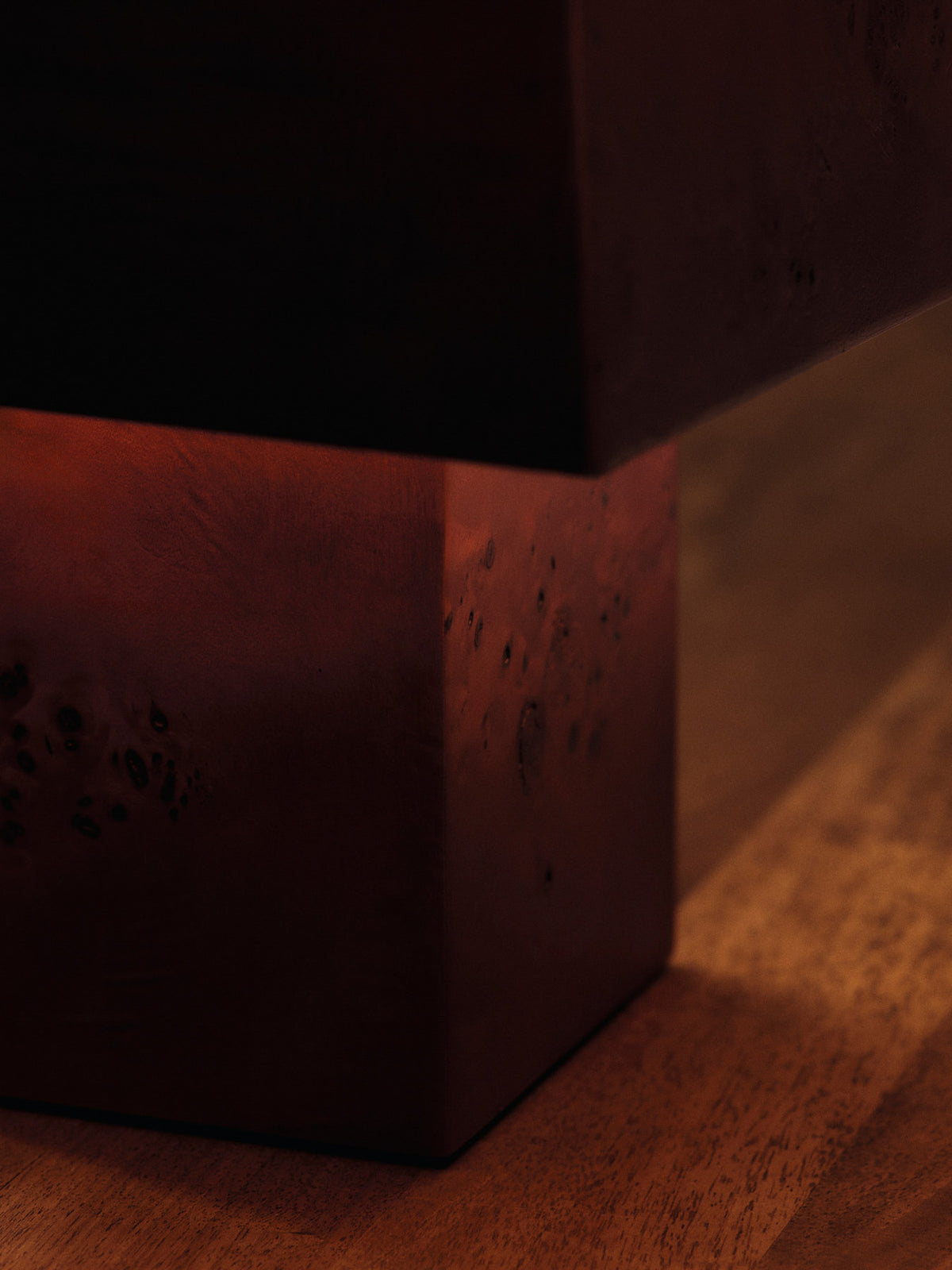 Burl Tischlampe in Dark Stained Burl präsentiert im Onlineshop von KAQTU Design AG. Tischleuchte ist von Ferm Living