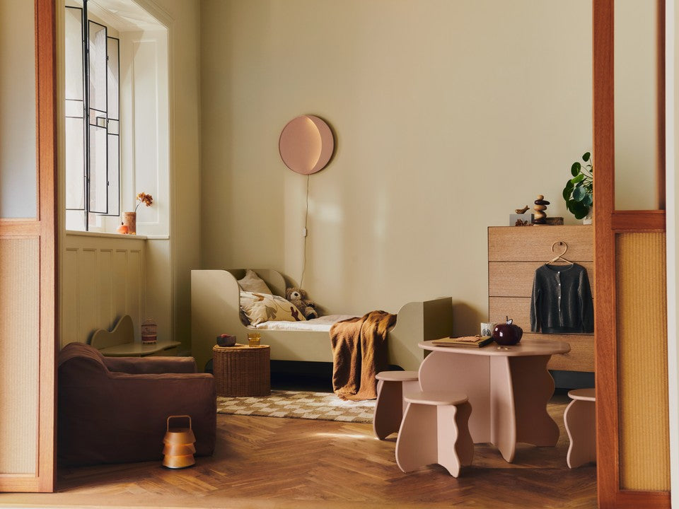 Slope Couchtisch  in Rose präsentiert im Onlineshop von KAQTU Design AG. Schreibtisch ist von Ferm Living