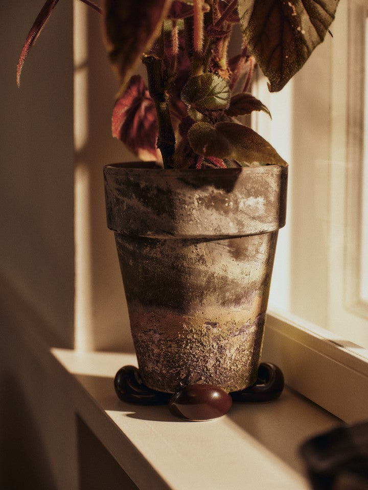 Set aus 4 stilvollen Blumentopffüßen in Carob Brown von Ferm Living, ideal für dekorative Pflanzenuntersetzer und modernen Wohnstil.