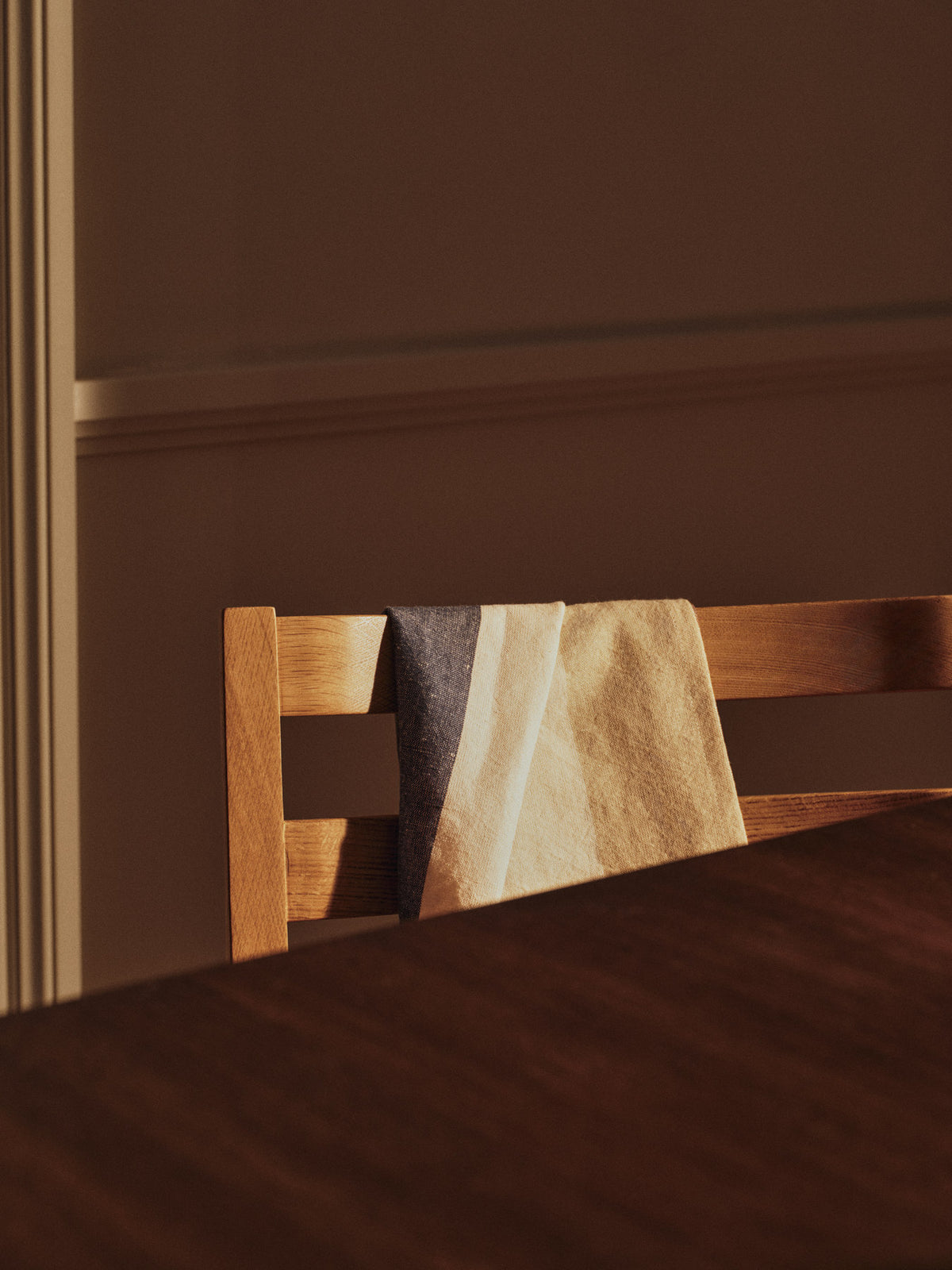 Hale Tablecloth Cashmere/Mocha/Indigo Blue in Cashmere/Mocha/Indigo Blue präsentiert im Onlineshop von KAQTU Design AG. Tischtuch ist von Ferm Living