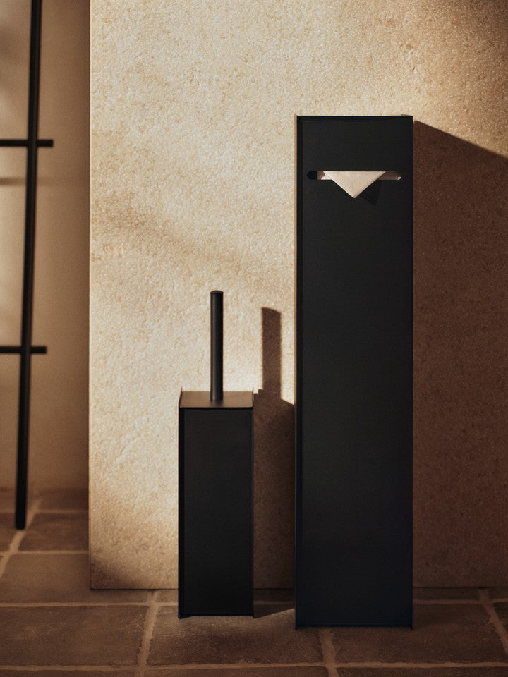 Elegante Sama Toilettenbürste in Schwarz von Ferm Living, stilvoll und funktional, ideal für moderne Badezimmer.