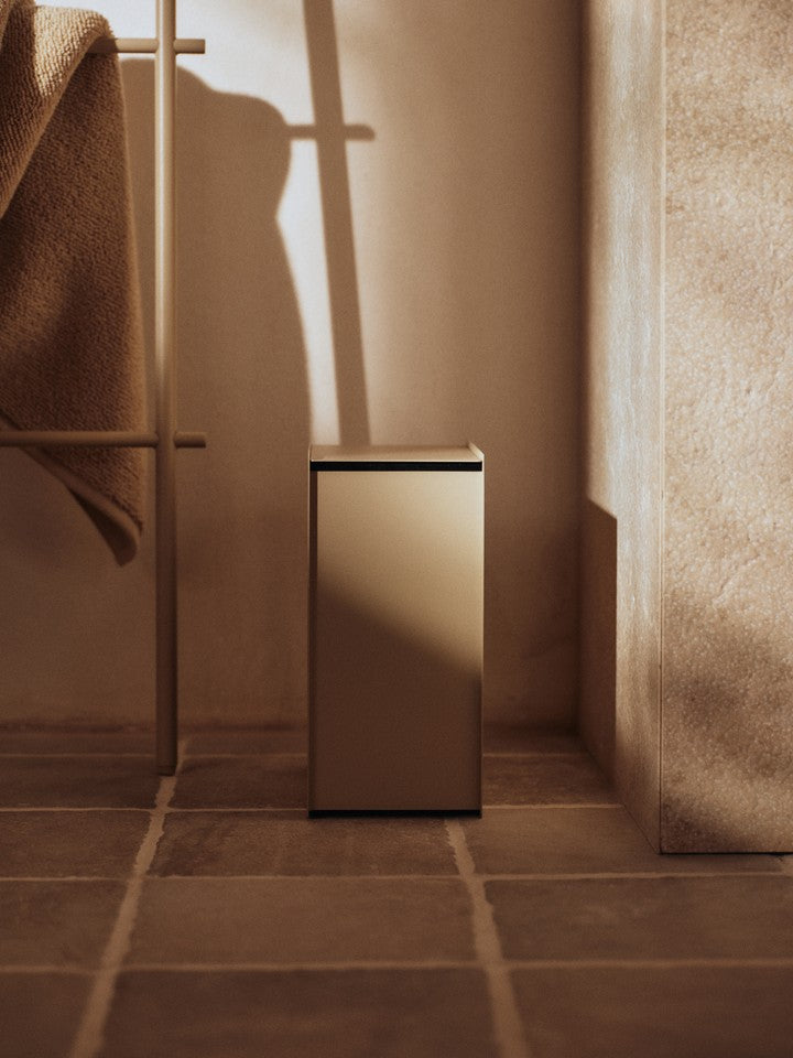 Stilvolle Handtuchleiter in sanftem Cashmere von Ferm Living, perfekt für eine elegante und funktionale Badezimmergestaltung.