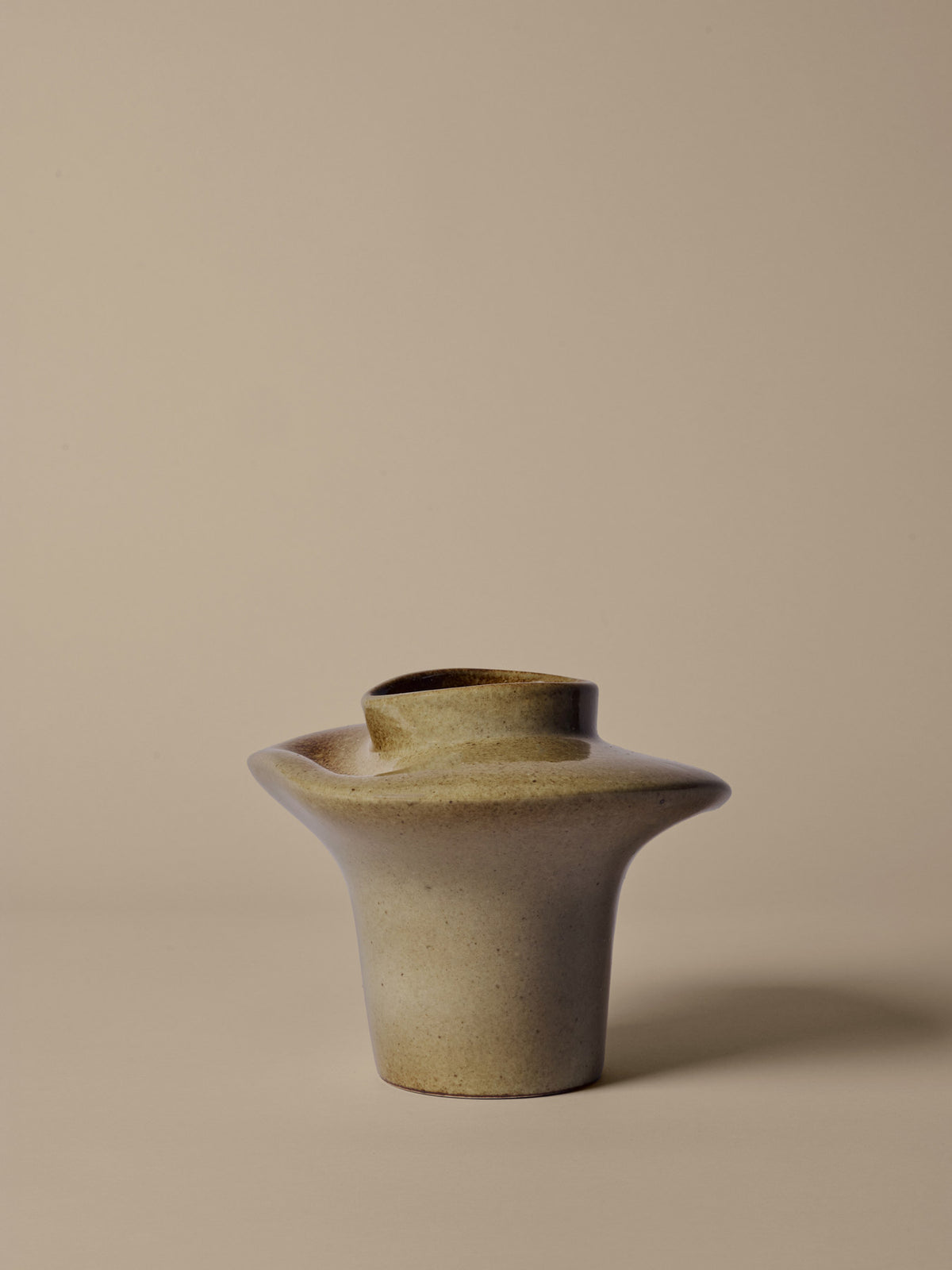 Evio Vase H22 in Elm Green präsentiert im Onlineshop von KAQTU Design AG. Vase ist von Ferm Living