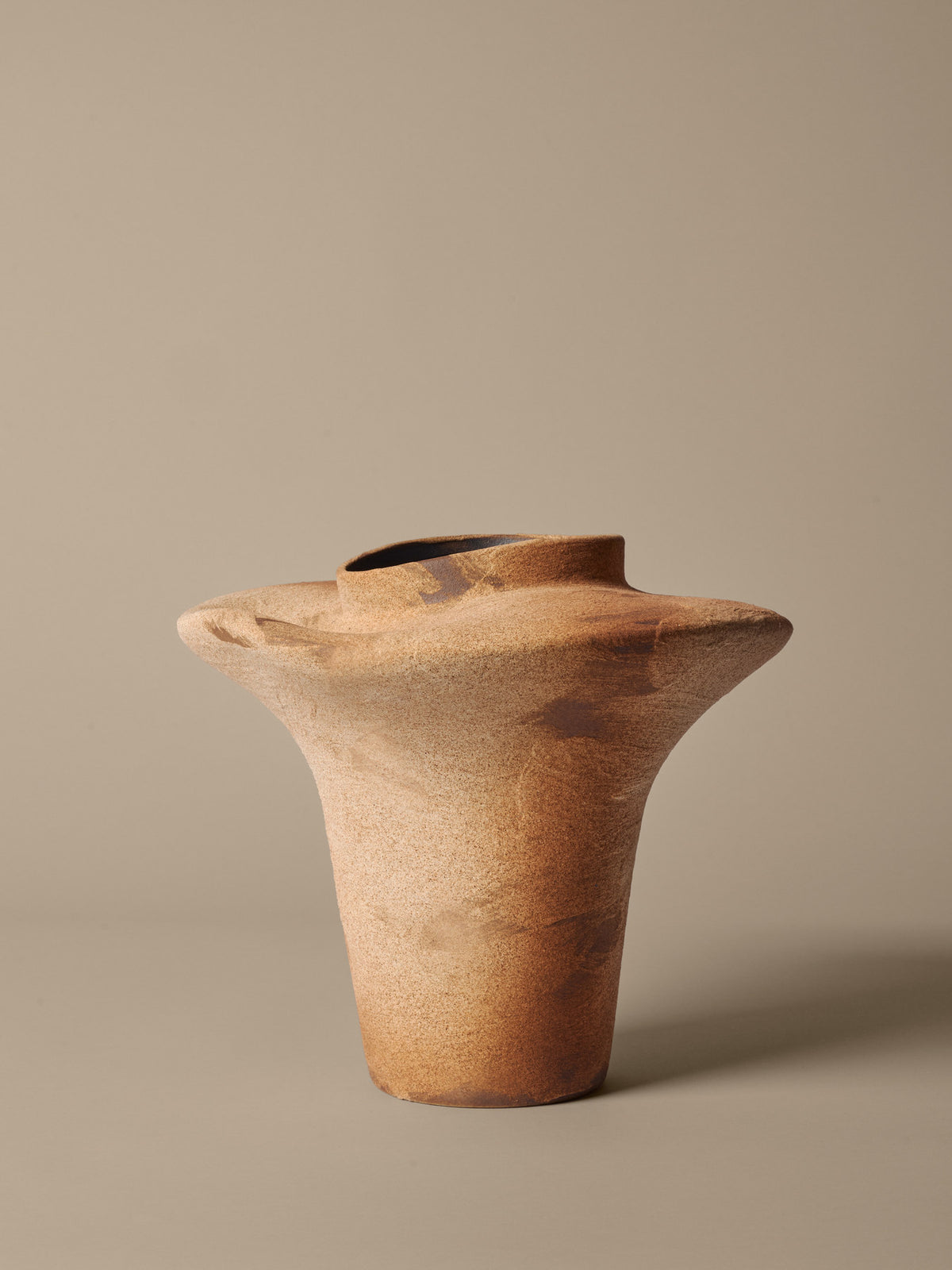 Evio Vase H35 in Burnt Umber präsentiert im Onlineshop von KAQTU Design AG. Vase ist von Ferm Living