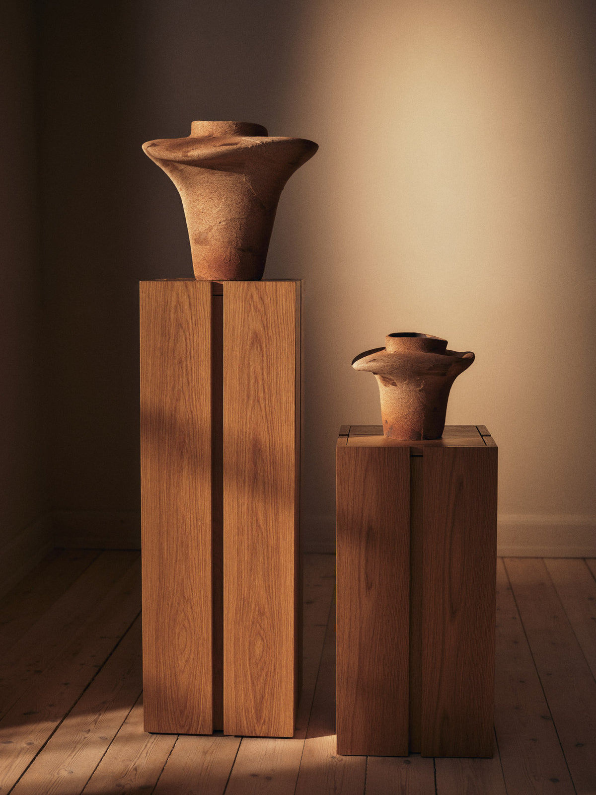 Evio Vase H35 in Burnt Umber präsentiert im Onlineshop von KAQTU Design AG. Vase ist von Ferm Living