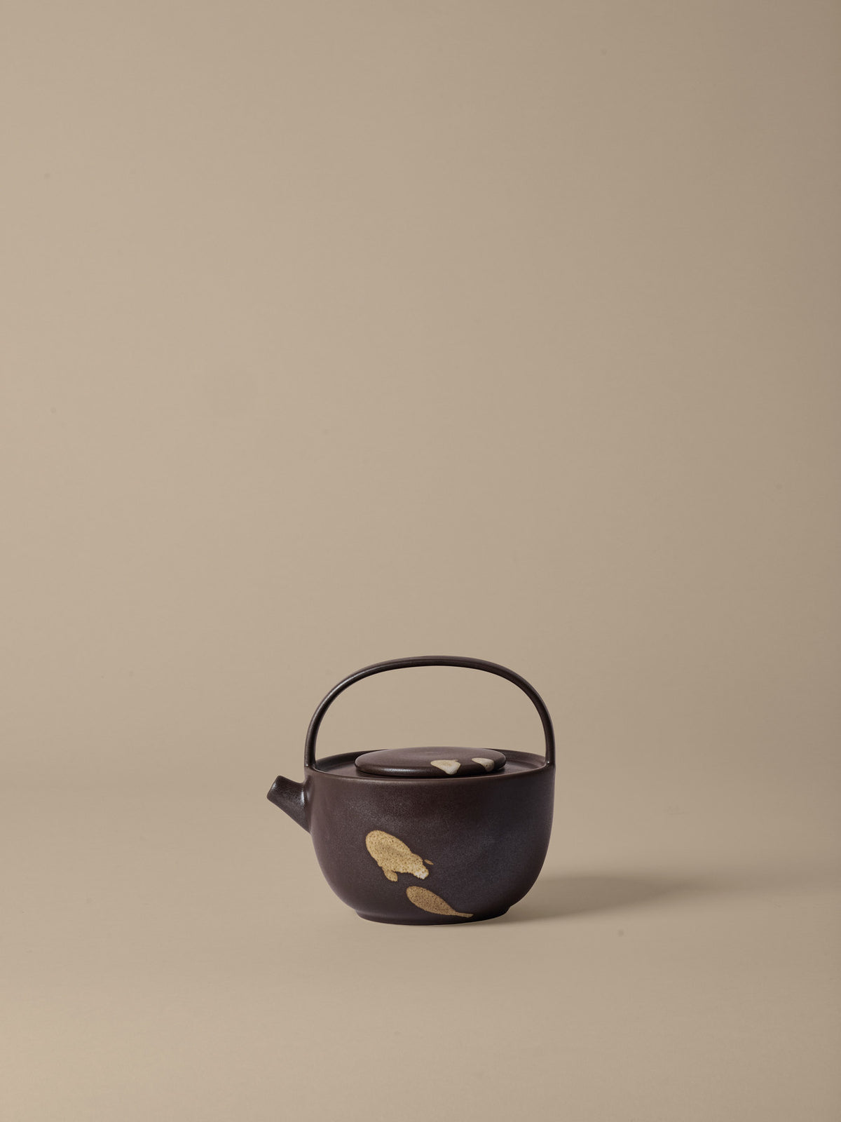Koyo Teapot in Dark Brown/Buff präsentiert im Onlineshop von KAQTU Design AG. Kanne ist von Ferm Living