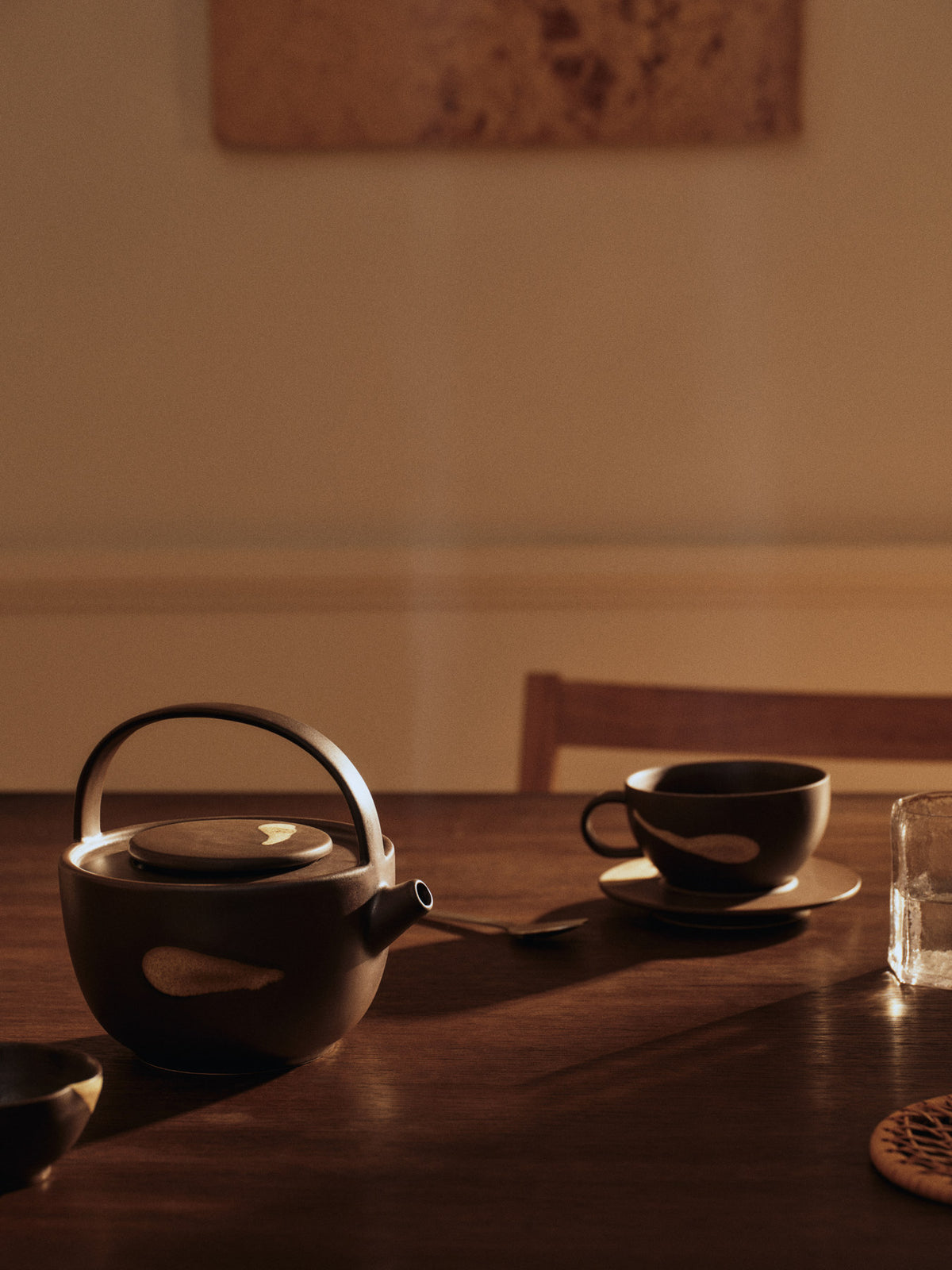 Koyo Teapot in Dark Brown/Buff präsentiert im Onlineshop von KAQTU Design AG. Kanne ist von Ferm Living