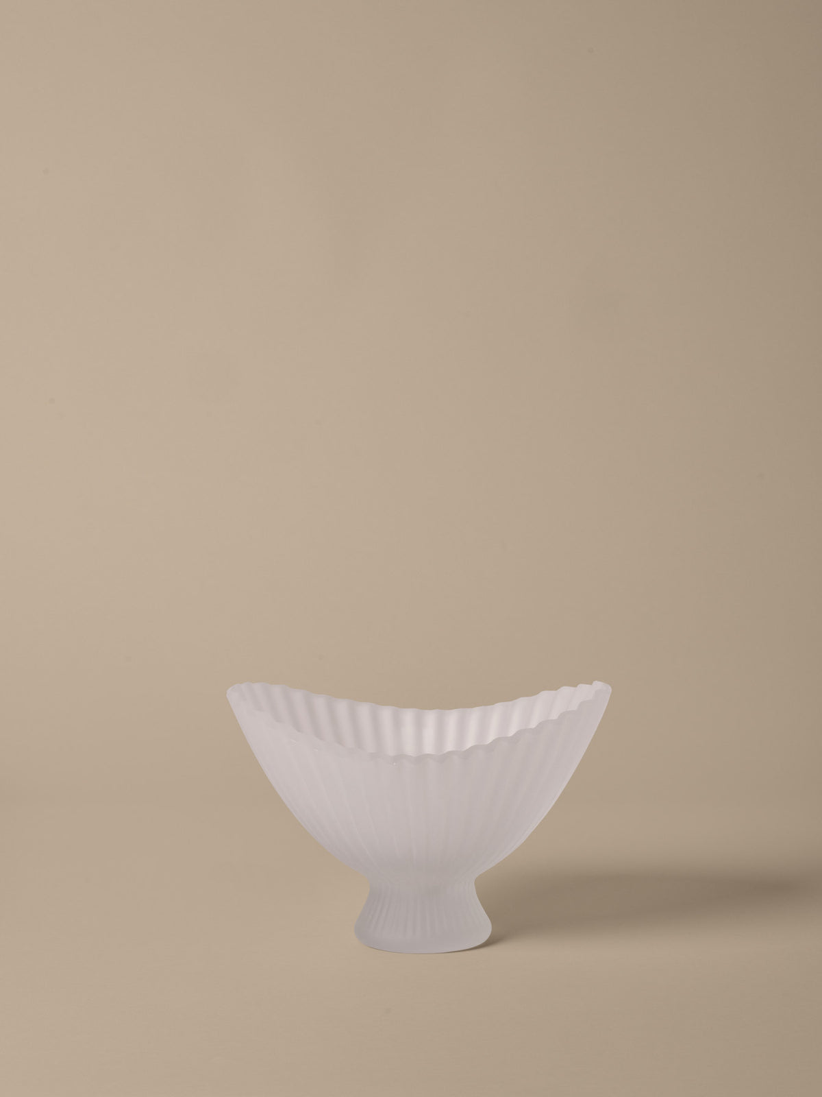 Fountain Glass Bowl 28 in Frosted präsentiert im Onlineshop von KAQTU Design AG. Schale ist von Ferm Living