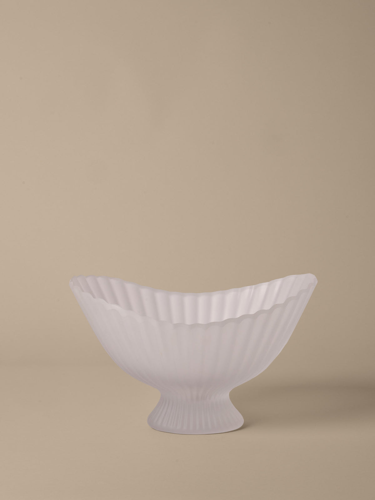 Fountain Glass Centrepiece in Frosted präsentiert im Onlineshop von KAQTU Design AG. Deko ist von Ferm Living