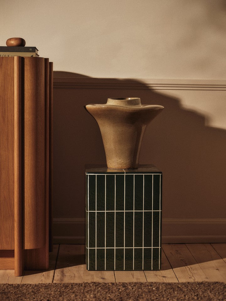 Eleganter Pillar Beistelltisch in Dunkelgrün von Ferm Living, ideal für stilvolle Akzente in jedem Raum.