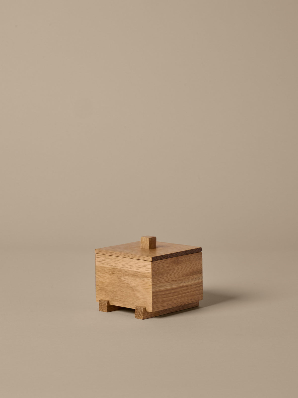 Moku Box 100 in Natur Eiche präsentiert im Onlineshop von KAQTU Design AG. Aufbewahrungsbox ist von Ferm Living