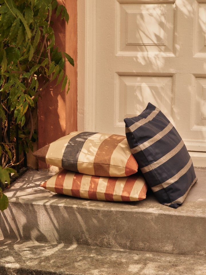 Gemütliches Strand Outdoor Kissen in warmen Erdtönen, ideal für entspannte Stunden im Freien, von Ferm Living.